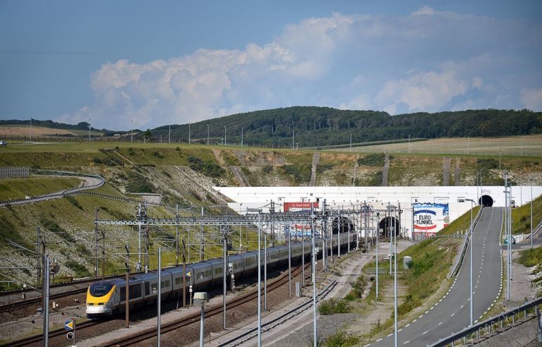 Známý Eurotunnel se začíná stavět v roce 1988, otevřen je o šest let později.