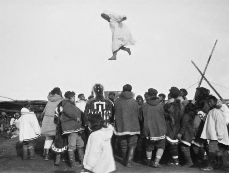 Když Amundsen připluje na Aljašku, předvedou mu Inuité hopsající zábavu.