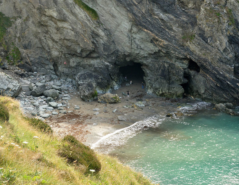 Jeskyně slavného kouzelníka je přístupná jen za odlivu, kdy moře odhalí její vchod.