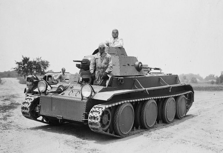 Základem T-34 se stal tank amerického konstruktéra Johna Waltera Christieho (1865–1944), zejména jeho novátorský systém zavěšení kol.