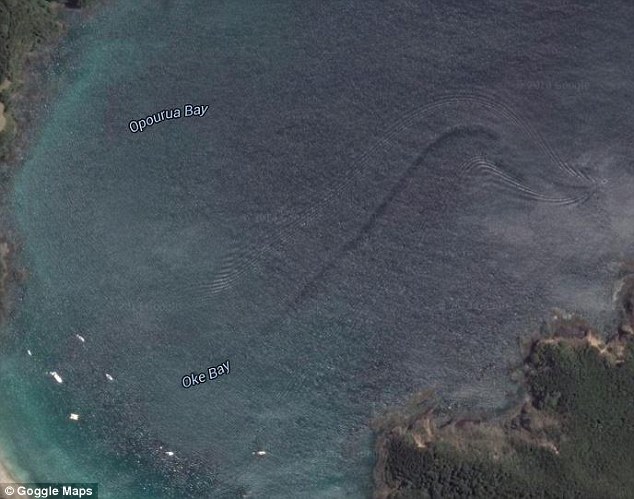 Podivný dlouhý stín na satelitním snímku z roku 2014