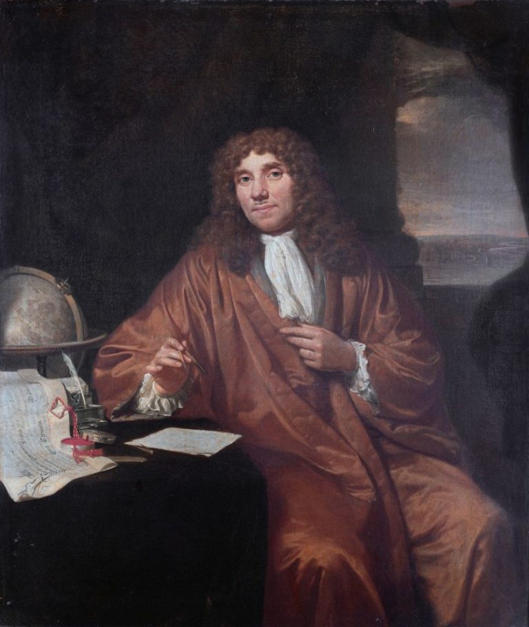 Antoni van Leeuwenhoek objevil jednoduchou metodu, jak vyrábět přesné skleněné kuličky nepatrných rozměrů, které používal jako čočky svých přístrojů, a tak překonal úroveň tehdy dostupné mikroskopické techniky. Tajemství výroby si ovšem celý život držel pro sebe, aby si zajistil vědecké prvenství a prestiž.