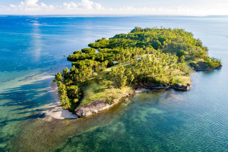 Ostrov Mai se nachází 90 minut jízdy ticha a klidem od Vanua Levu. Dopravit se tam můžete i hydroplánem nebo vrtulníkem.