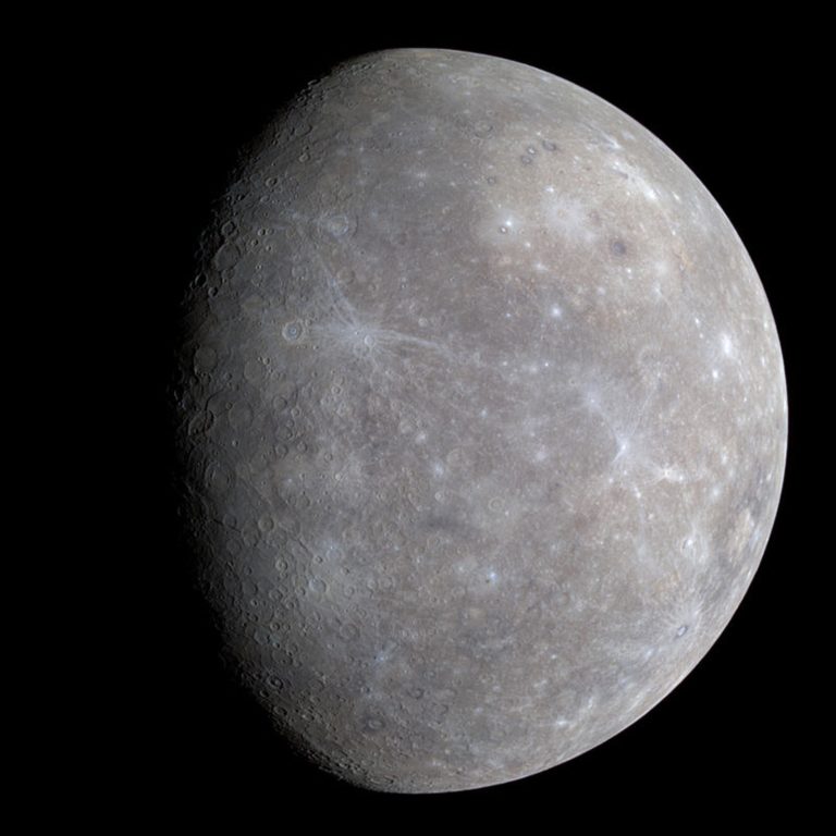 Merkur má podobný povrch jako Měsíc.