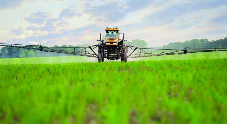 Nedaleké pole bylo před přehlídkou postříkáno pesticidy, které WHO považuje za nebezpečné.