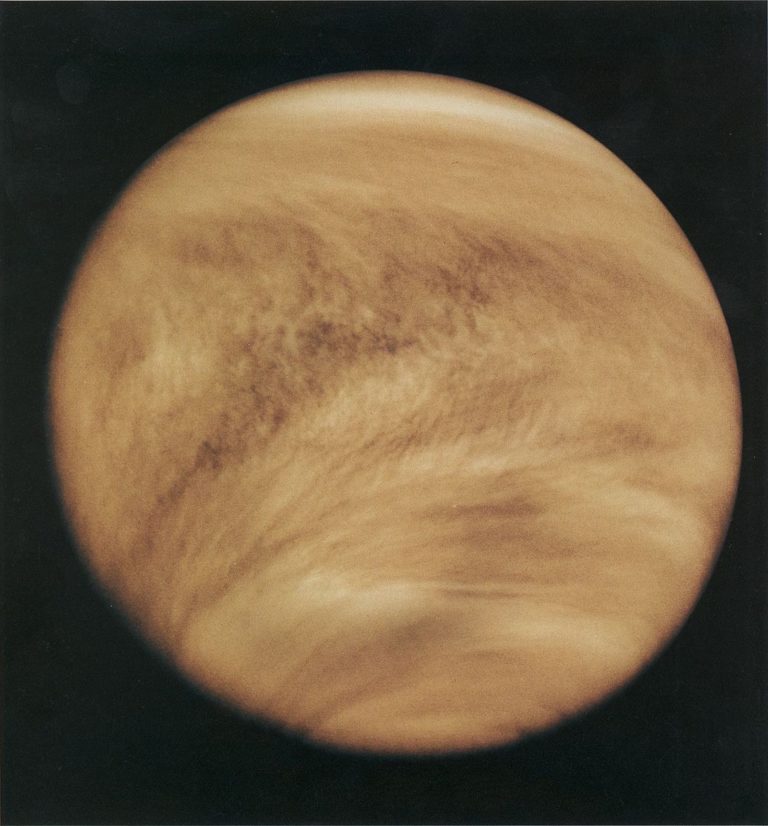 Venuše má hustou atmosféru.