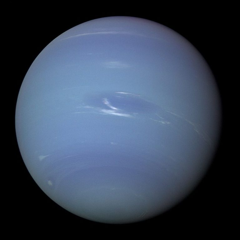 Neptun má v atmosféře metan.