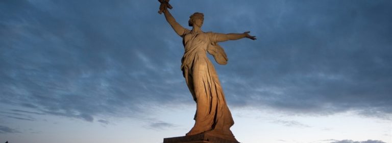 Socha Matka Vlast volá se tyčí nad ruským Volgogradem.