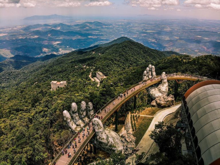Most najdete na kopciBa Na Hills nedaleko města Da Nang ve Vietnamu.