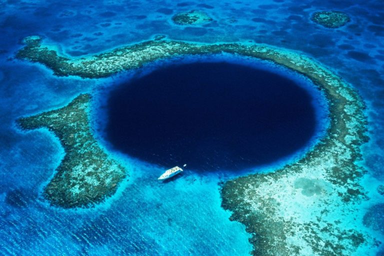 Největší atrakce poblíž korálových útesů je 122 metrů hluboká propast Blue Hole o průměru 300 metrů. Jedná s o temně modrou díru obklopenou úzkým kruhovým útesem. Vznikla během doby ledové, kdy byla hladina moře výrazně nižší než v současnosti. Vytvořil se zřejmě ve chvíli, kdy se asi před 18 000 lety propadl strop obrovské jeskyně.