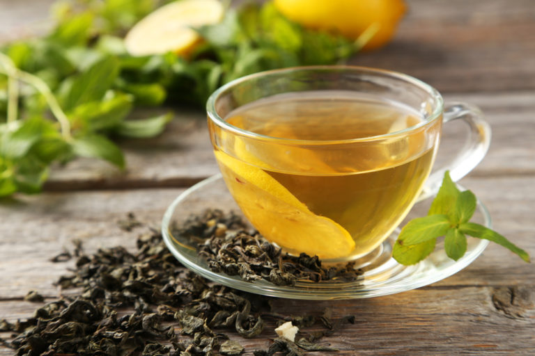 Zatímco u nás zelený čaj jen popíjíme, Asiaté ho používají také jako kloktadlo.