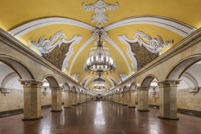 Architektura metra kombinuje stalinský empír, který je inspirovaný barokní zdobností a honosností z období vlády Petra Velikého a jeho dcery Alžběty Petrovny.