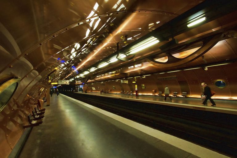 Stanice se nachází pod muzeem, věnovaným francouzskému technologickému pokroku a průmyslovému designu (Conservatoire national des arts et métier).