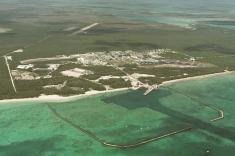 Americká námořní základna se nachází u jednoho z Bahamských ostrovů.