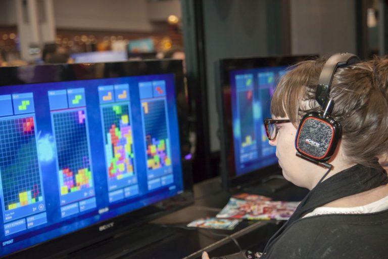 Tetris vzniká na počítačích, dnešní soutěžní klání se také odehrávají na „kompech“.