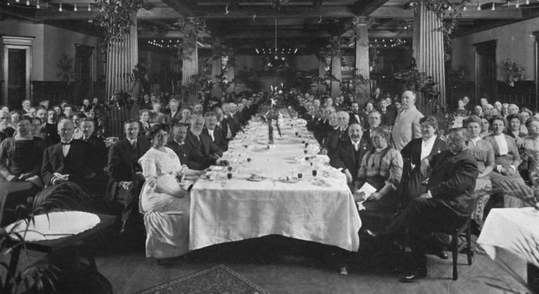 V sanatoriu v Battle Creek se pořádají i vegetariánské bankety. Názory vpravo stojícího Johna Harveye Kellogga přijedou roku 1914 podpořit stovky vlivných osobností.