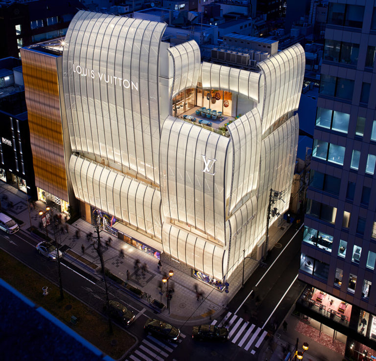 Na rušné nákupní ulici Shinsaibashi-suji v japonské Ósace otevřela módní značka Louis Vuitton nový obchodní dům.