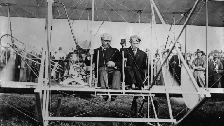 Když se o 23 let později stal prezidentem jeho vzdálený bratranec Franklin D. Roosevelt, zapsal se do historie jako první prezident, který využíval v úřadu letadla. Měl speciálně upravený letoun Douglas Dolphin.
