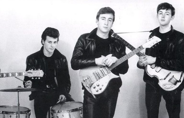 Paul nebyl jediný. O kytaru přišel i John Lennon (1940–1980). Jeho akustická Gibson J-160E zmizela v roce 1963 a nezvěstná byla přes 50 let.