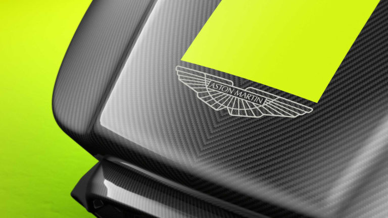 Aston Martin nedává své logo na nějaký průměrný produkt, simulátor vyjde na 1 600 000 korun.