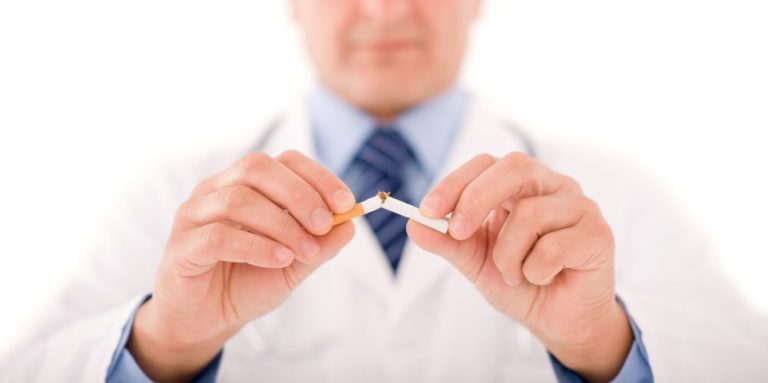 V Česku významně ubylo hospitalizací souvisejících s kouřením naposled v roce 2017 po zavedení zákazu kouření v restauracích a barech. V té době klesl počet hospitalizací o 2000 měsíčně.