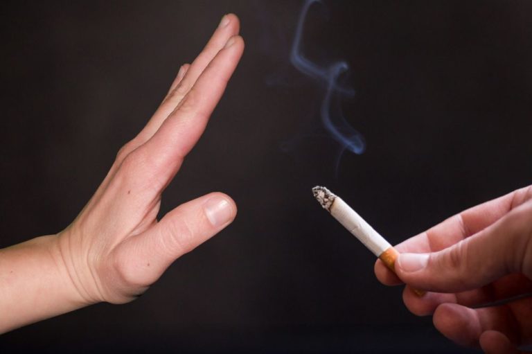 Omezením počtu vykouřených cigaret kuřáci sníží také riziko, že u nich bude mít případná nákaza koronavirem těžký průběh. Zvýší si obranyschopnost organismu a prodlouží život v průměru o sedm let.