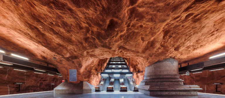 Stockholmská stanice Rådhuset připomíná vstup do jeskyně.