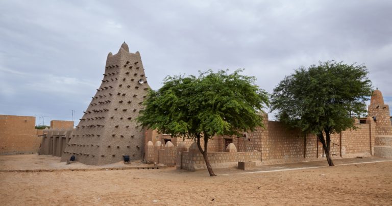 Rozhazovačný Músa dovede k bankrotu nejen svoji pokladnici, ale i,měnu znehodnotí v mnoha zemích. Zbude po něm ale řada památek, jako například mešita Sankoré v Timbuktu.