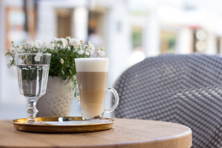 Caffé latte – můžete se s ním setkat v několika variantách. Pravé se připravuje do velkého šálku a má méně pěny. Ve Francii se jí říká au lait.