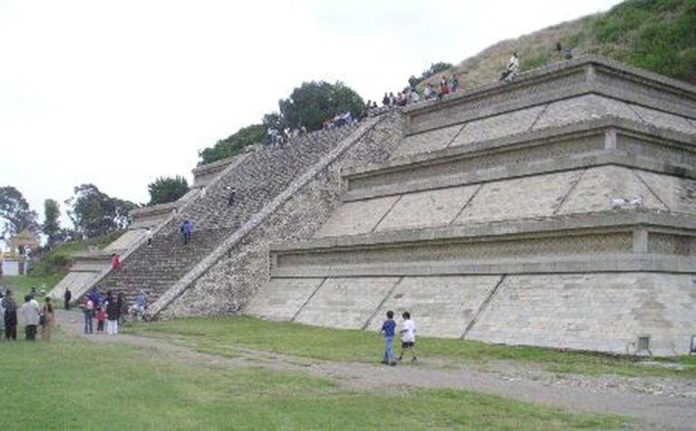 Bůh Quetzalocoátl, kterému byla Velká pyramida zasvěcena, měl podobu opeřeného, bílého a vousatého hada. Byl to hodný bůh.