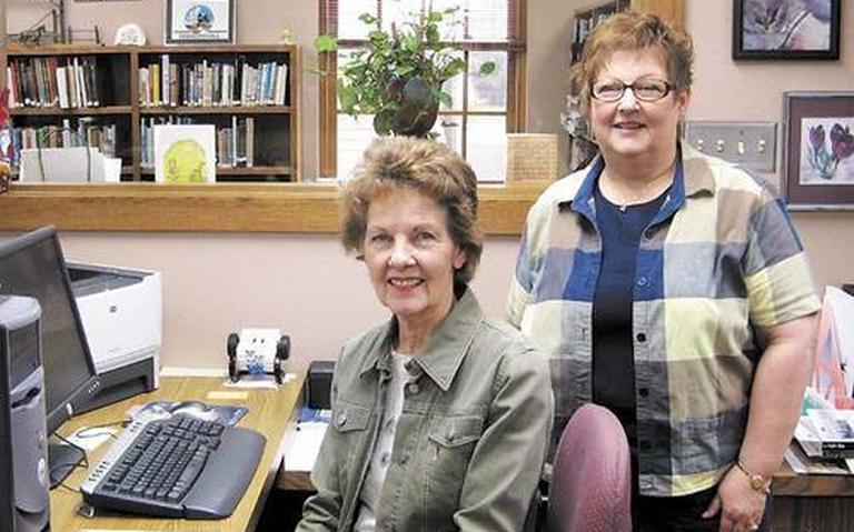 Ředitelka knihovny Marlene Ripplinger (vlevo) má prý s duchem Sophii spoustu zkušeností.