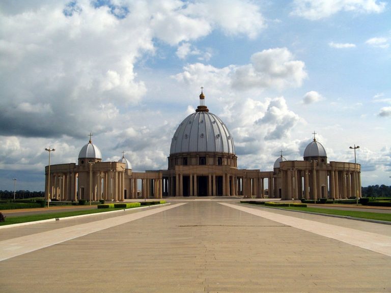 Papež souhlasil s vysvěcením baziliky pod podmínkou, že v její blízkosti vznikne také nemocnice. Ta byla otevřena až v roce 2015.