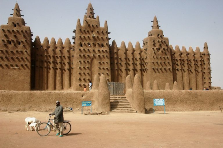 Mešita je považována za vrcholnou stavbu súdánsko-sahelského stylu, někteří kritici v ní však spatřují francouzský vliv a považují ji za „příliš barokní“.