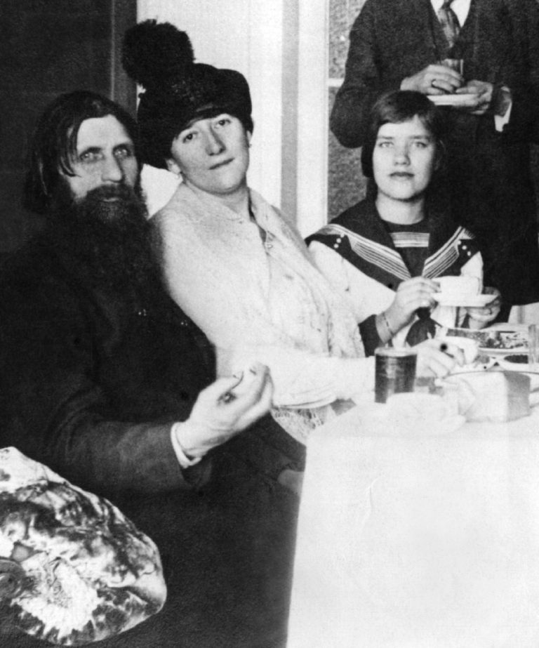 Ačkoliv Rasputin není zrovna vzorným otcem, Maria na něj nedá dopustit.