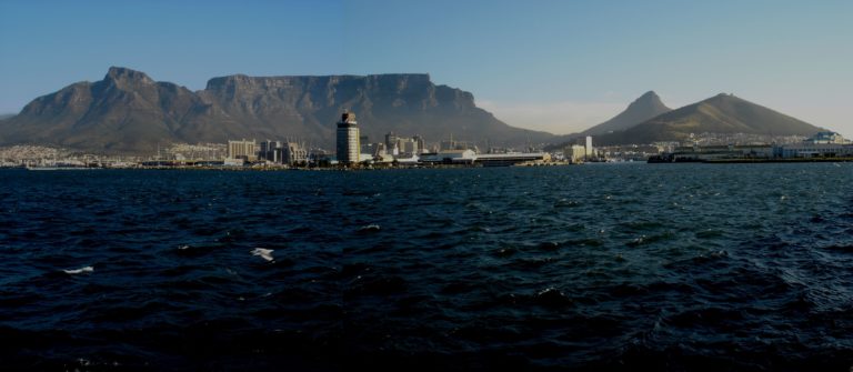 Vojenská loď s přístavem v Kapském městě na radaru zaznamenala nad mořem blížící se neidentifikovatelný objekt.