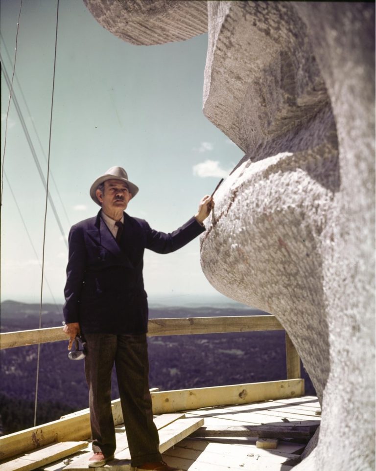 Monumentální památník vytvořil sochař Gutzon Borglum.