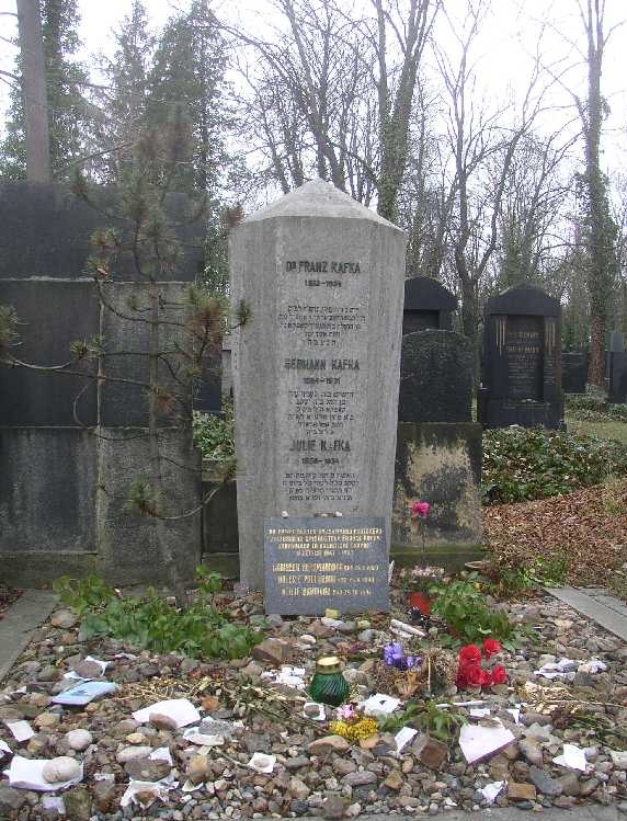 Na Novém židovském hřbitově má svůj hrob i Franz Kafka.