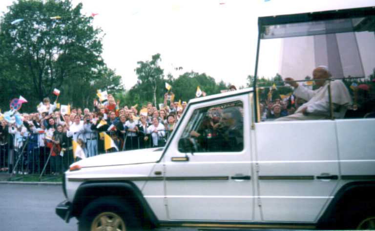 Průkopníkem „papamobilu“ byl papež Jan Pavel II. Na snímku Mercedes-Benz 230G.