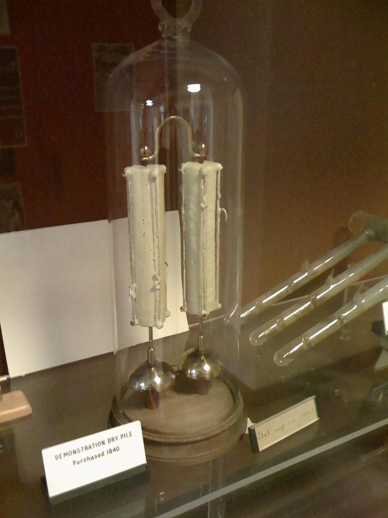 Kulička zavěšená mezi dvěma zvonky, poháněná dvěma poněkud záhadnými bateriemi, se rozcinkala v roce 1840, kdy zvonek firmy Waitkin a Hill zakoupil pro Oxfordskou univerzitu profesor Walker. Už je to 180 let a on stále zvoní a zvoní a zvoní.