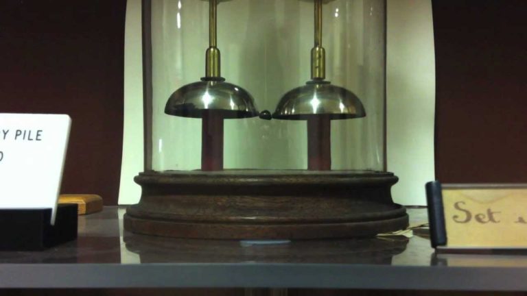 Zvonek je zapsán v Guinessově knize rekordů jako „nejodolnější baterie na světě udržující cinkání zvonku“.