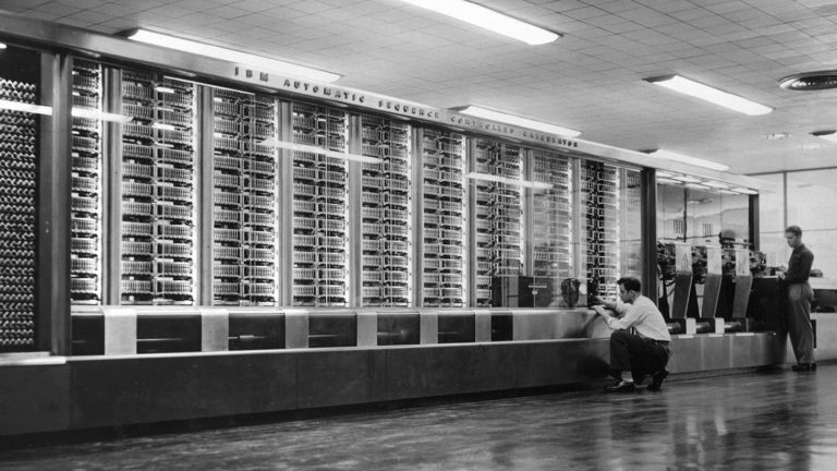 Počítač IBM Harvard Mark I. Z roku 1945. Sčítání mu trvá sekundu, násobení šest.