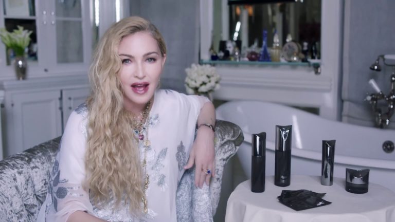 Madonna má masku vymakanou technologicky. Zpěvačce ale jen kosmetika nestačí, občas do sebe nechá i „říznout“.