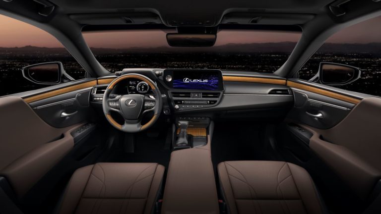 Jak se na Lexus sluší, interiér je velmi vkusný a s minimalistickým designem.
