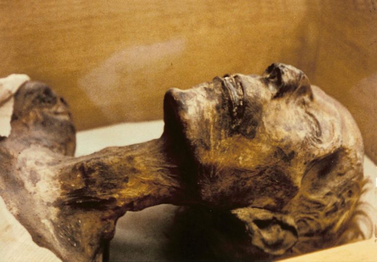 Mumie Ramesse II. nebyla objevena v pohřební komoře, ale ve skrýši v Dér el-Bahrí