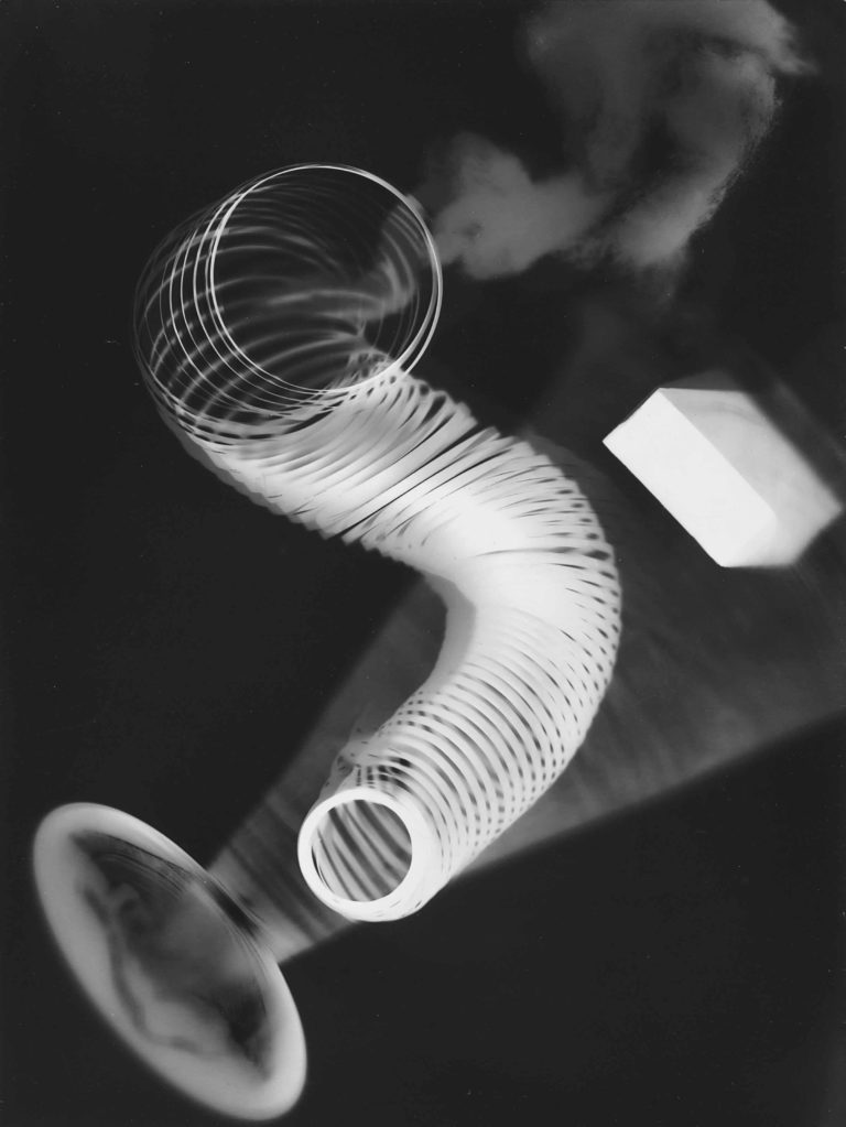 Man Ray se zaslouží o několik technických inovací v moderním umění, filmové tvorbě a fotografii. Patří mezi ně také jeho verze fotogramů tvořící surrealistické obrazy, kterým říkal rayogramy.