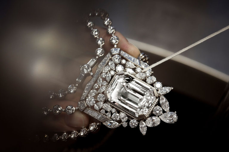 Značka si k jubileu nadělila diamantový náhrdelník s drahokamy o váze přes 50 karátů.