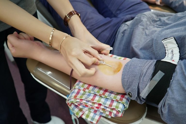 Plazma se odebírá za pomoci přístrojové techniky – separátorů krevních složek –, kdy se odebere pouze plazma a ostatní části krve se vracejí zpět do oběhu dárce. Foto: rovin / pixabay