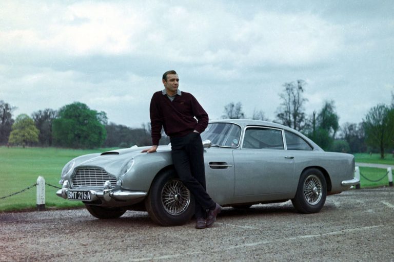 Postava Jamese Bonda je spojena s vozidlem Aston Martin.