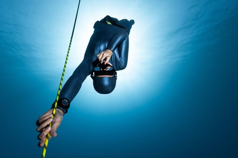Pod vodou vydržel v roce 2011 celých 21 minut a 33 sekund Švýcar Peter Colat.