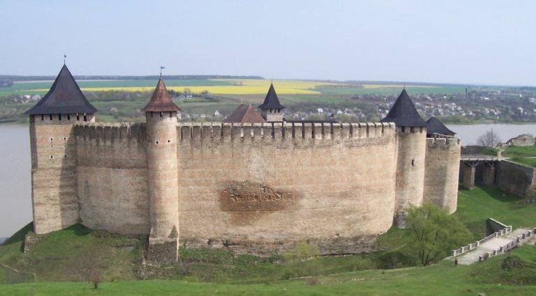 Turci nedokážou hrad Chotyň dobýt.